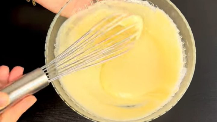 Rychlý šťavnatý jablečný koláč s mandlemi