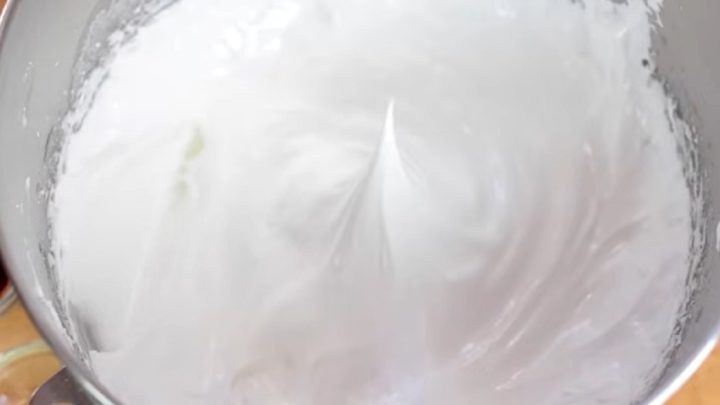 Mini Pavlova se šlehačkou a ovocem