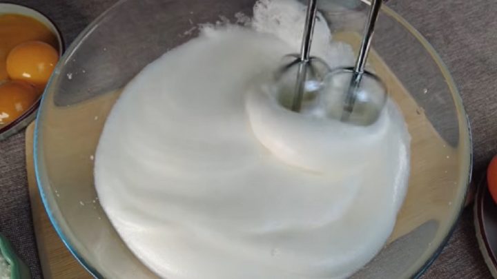 Nadýchaný piškotový korpus ze 4 surovin