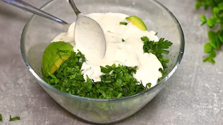 Okurkový salát s avokádem a petrželkou