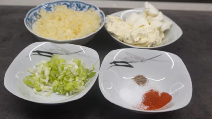 Rychlá tvarůžková pomazánka s jarní cibulkou