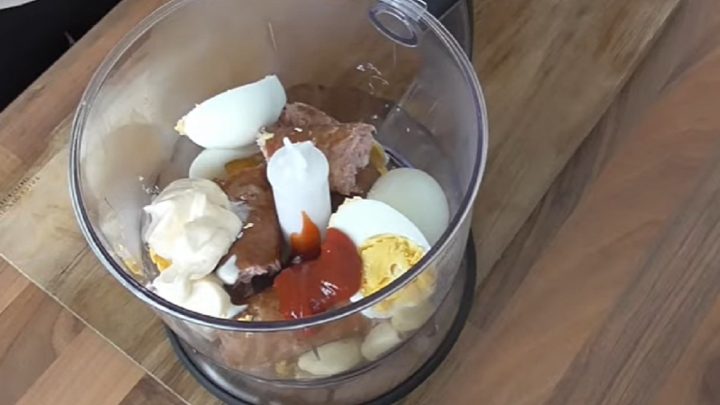 Rychlá klobásová pomazánka s česnekem