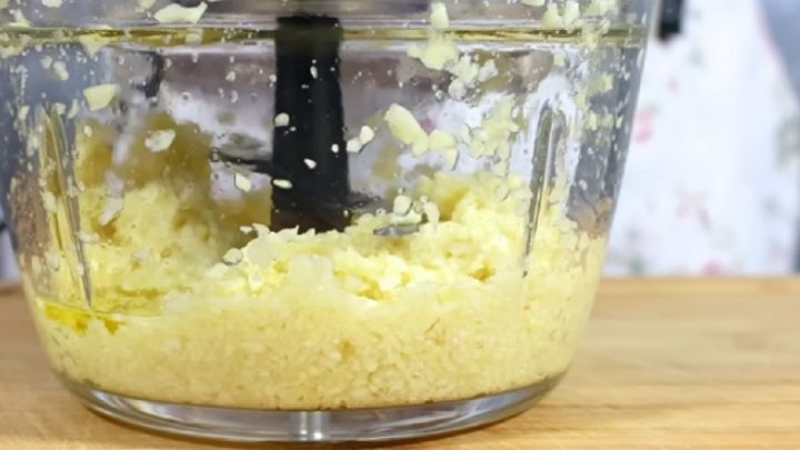 Domácí česneková pasta do skla