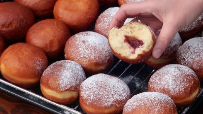 Nadýchané domácí koblížky s marmeládou