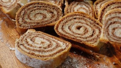 Nadýchaný ořechový štrúdl z kynutého těsta