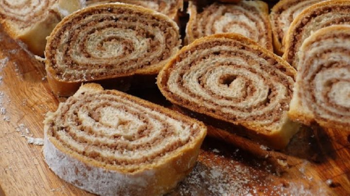 Nadýchaný ořechový štrúdl z kynutého těsta