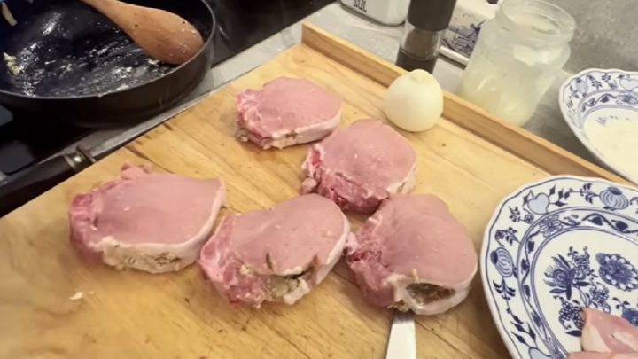 Plněné vepřové kotlety houbovou směsí