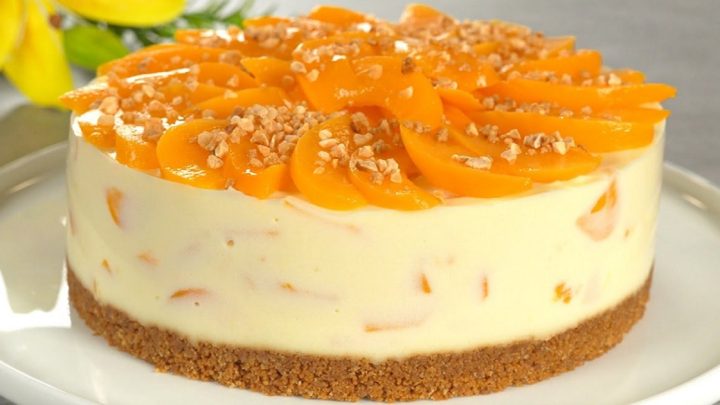 Nepečený dort s broskvemi a krémem