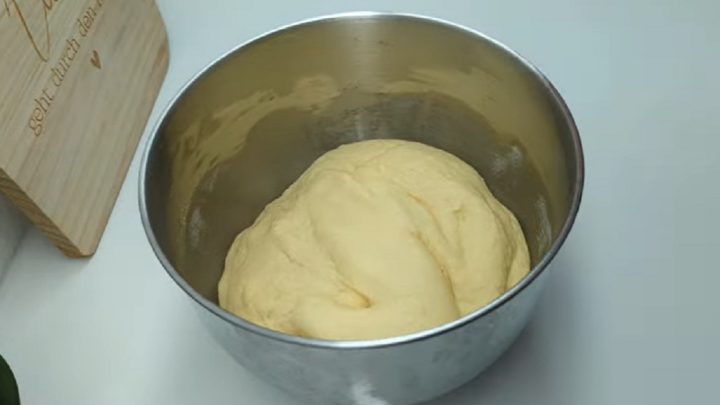 Ořechový motanec z kynutého těsta