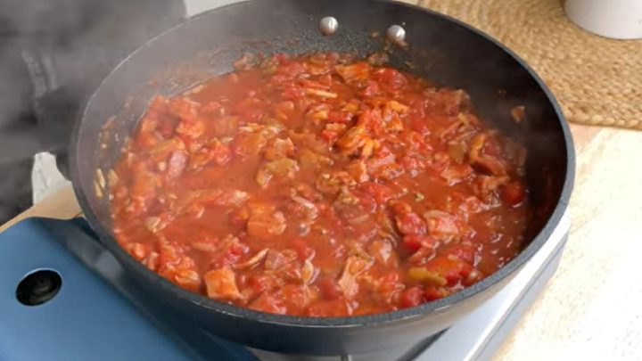 Rychlé těstoviny se slaninou a rajčaty