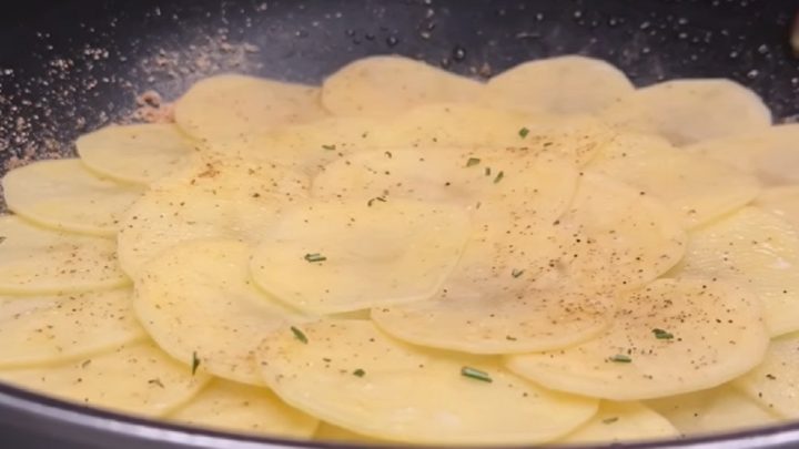 Zapečené brambory se sýrem a šunkou