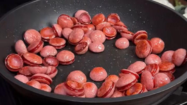 Těstoviny se sýrovou omáčkou a klobáskou