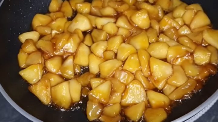 Vláčná bábovka s jablečnou náplní a ořechy