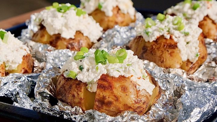 Pečené brambory plněné tvarohem a pažitkou