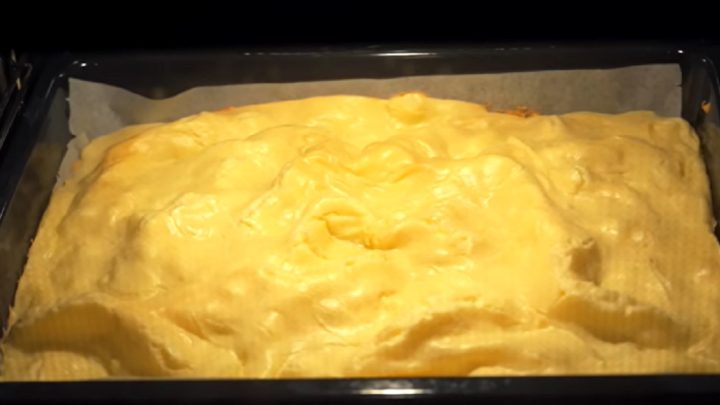 Dort z odpalovaného těsta se zakysanou smetanou