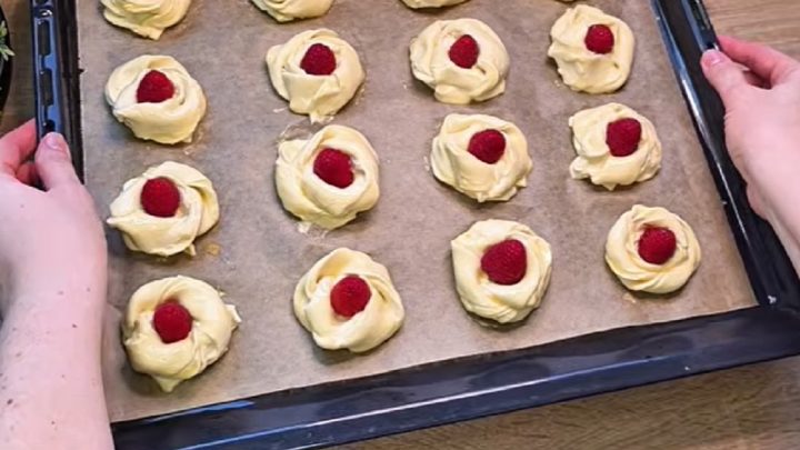 Koláčky z listového těsta s tvarohem a malinami