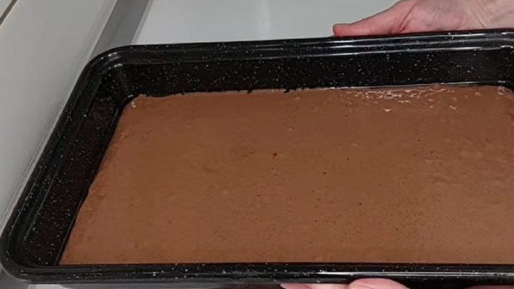 Koláč s ořechovou polevou a čokoládou