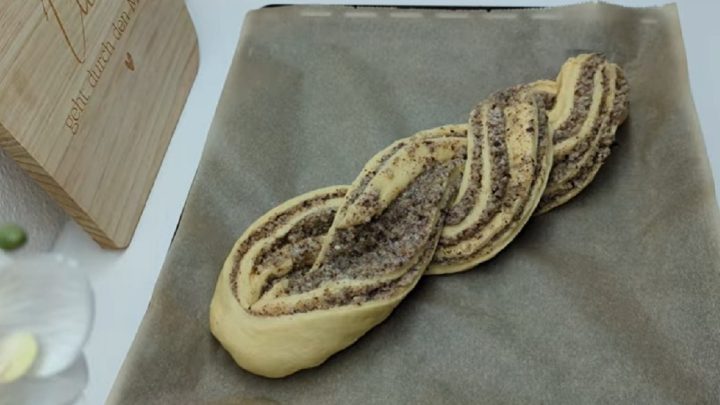 Ořechový motanec z kynutého těsta