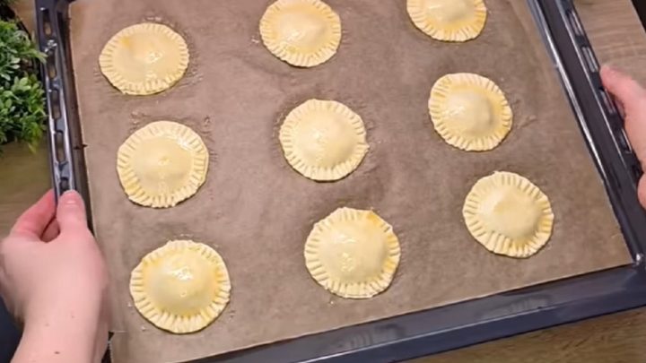 Rychlé koláčky z listového těsta s marmeládou