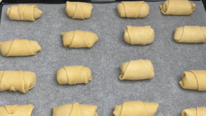 Křehké rohlíčky s ořechovou náplní