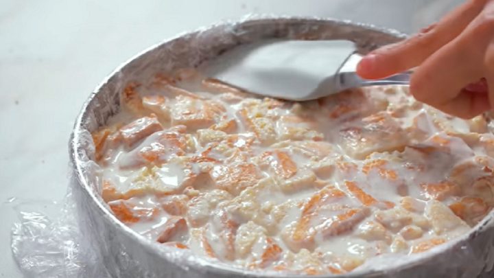 Dort z odpalovaného těsta se zakysanou smetanou