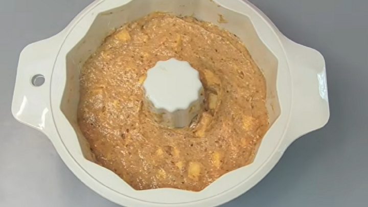 Ořechová bábovka s jablky a skořicí