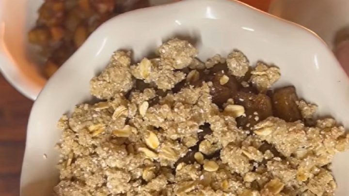 Bezlepkový jablečný crumble se skořicí