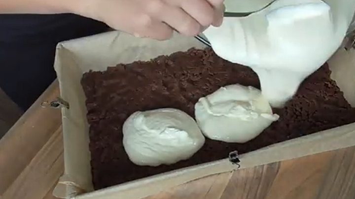 Strouhaný koláč s tvarohovou náplní a marmeládou