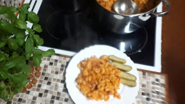 Grenadýrmarš se špekáčky a brambory