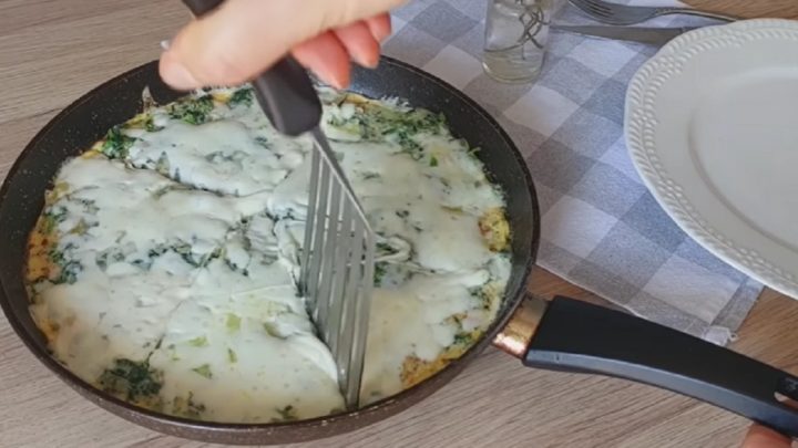 Kopřivová omeleta se smaženou cibulkou