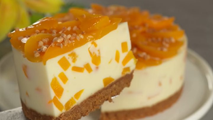 Nepečený dort s broskvemi a krémem