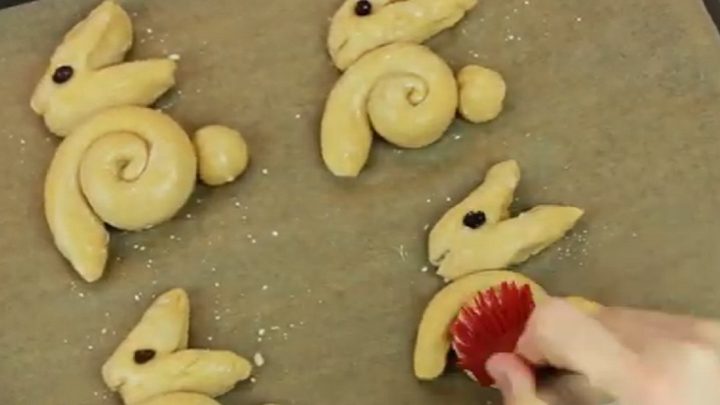 Velikonoční zajíčci z kynutého těsta