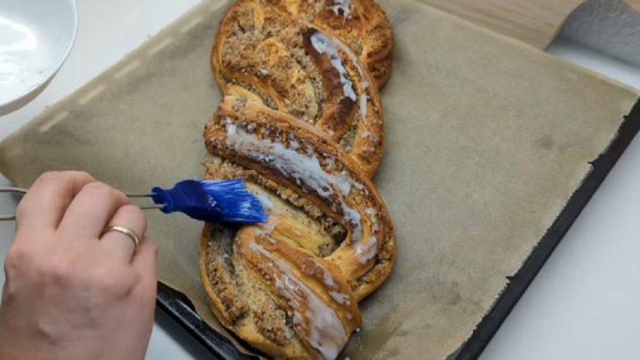 Ořechový motanec z kynutého těsta