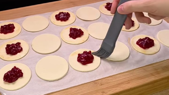 Rychlé koláčky z listového těsta s marmeládou