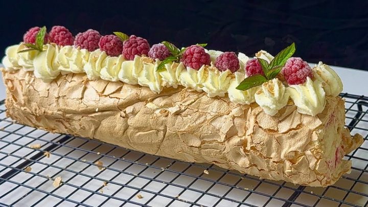 Pusinková roláda s malinovou náplní