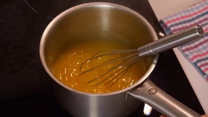 Velikonoční dvojctihodné koláčky s drobenkou