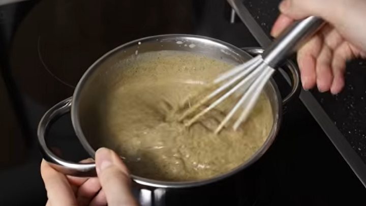 Makové řezy s kávovým krémem a třešněmi