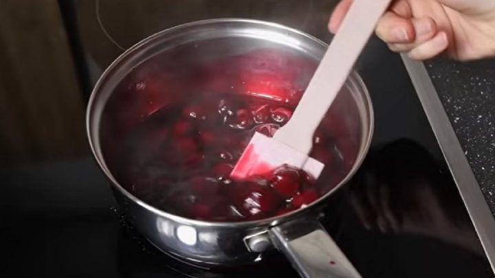 Makové řezy s kávovým krémem a třešněmi