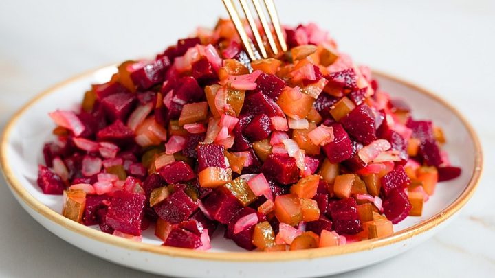 Řepový salát s nakládanými okurkami