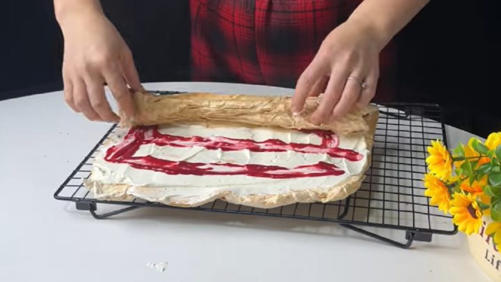 Pusinková roláda s malinovou náplní