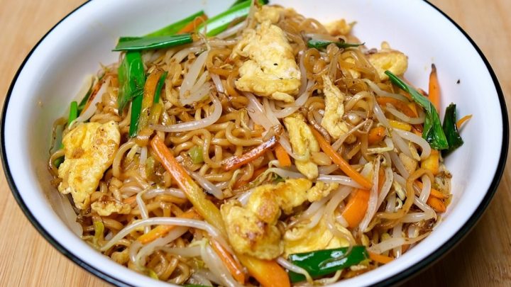 Rychlé asijské nudle s vejci a zeleninou