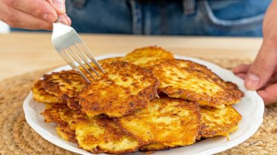 Rychlé bramboráčky s cibulí a jogurtem