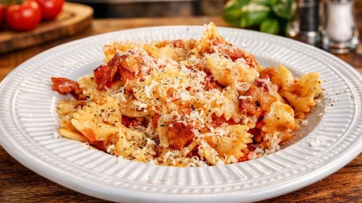 Rychlé těstoviny se slaninou a rajčaty