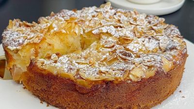 Rychlý šťavnatý jablečný koláč s mandlemi