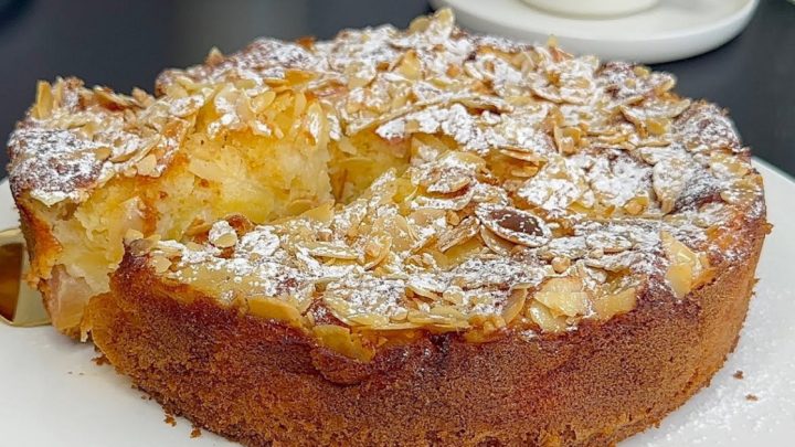 Rychlý šťavnatý jablečný koláč s mandlemi