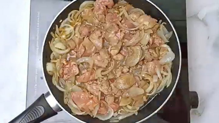 Smažená kuřecí játra na cibulce