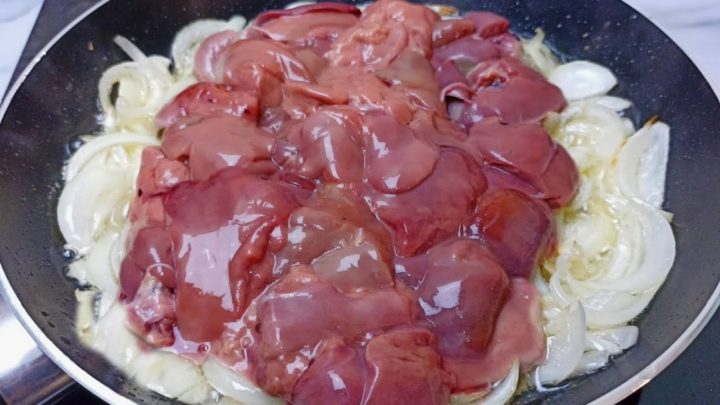 Smažená kuřecí játra na cibulce