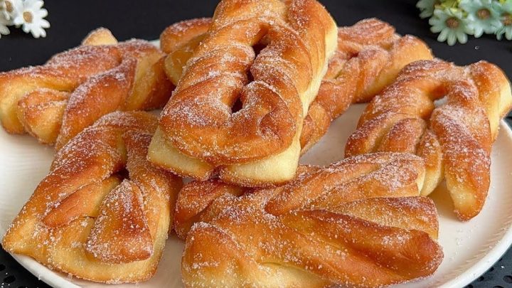 Smažené copánky z kynutého těsta