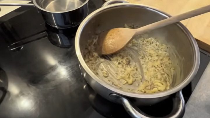 Kmínová omáčka se smetanou a česnekem