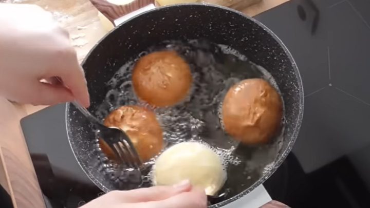 Nadýchané domácí koblížky s marmeládou